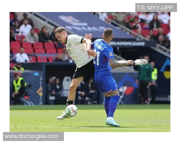 足球场上频繁犯规的球星盘点及其争议行为解析